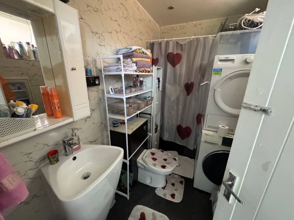 Lot: 113 - SIX FLATS FOR INVESTMENT - Elizabeth House Flat 2 Shower room with W.C.